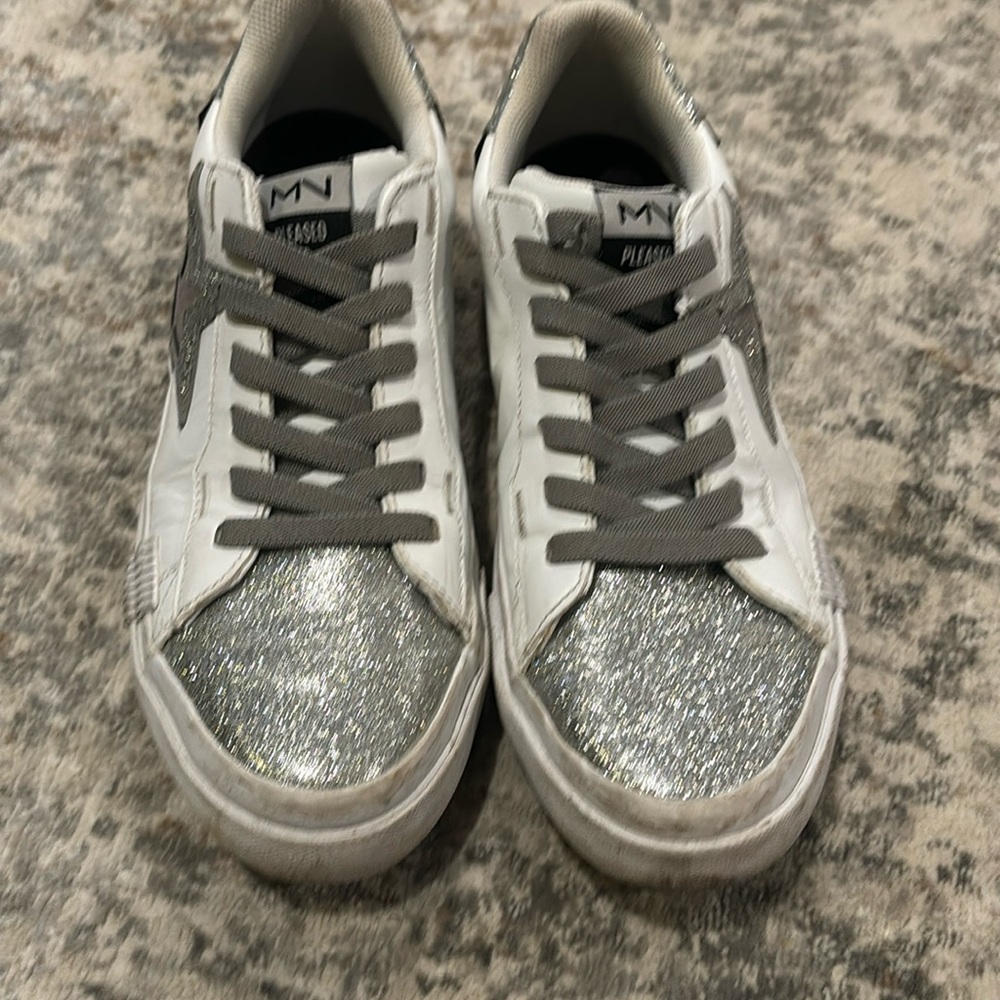 Star sneakers. No tie white and silver.